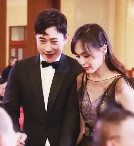 罗晋接唐嫣下班,二人牵手姿势亮了,难度系数连热恋情侣都学不来 罗晋接唐嫣下班,二人牵手姿势亮了,难度系数连热恋情侣都学不来