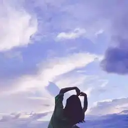  谁有情侣之间两个比心的图片,不露头的,要真实的