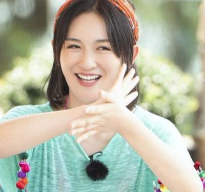  谢娜在超话被怼后,现身机场,与粉丝一如既往热聊心情不受影响