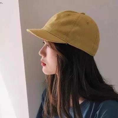 女头戴帽子低头头像