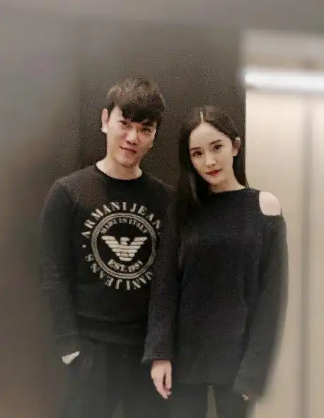  杨幂获异性好友探班,嘟嘴比v与其贴身亲密合照,男方帅过魏大勋