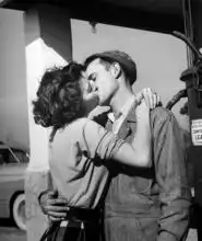 欧美黑白情侣接吻头像这张图片原图 欧美黑白情侣接吻头像这张图片原图