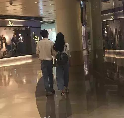  韩庚卢靖姗穿情侣装现身,但隔空都能穿情侣装的他俩更会玩儿