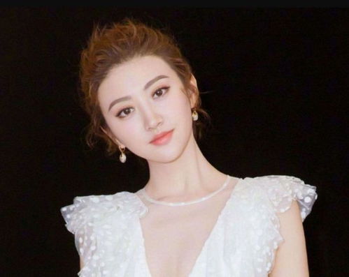  分手又添石锤张继科换掉情侣头像后,景甜卖掉了两人的情侣帽子