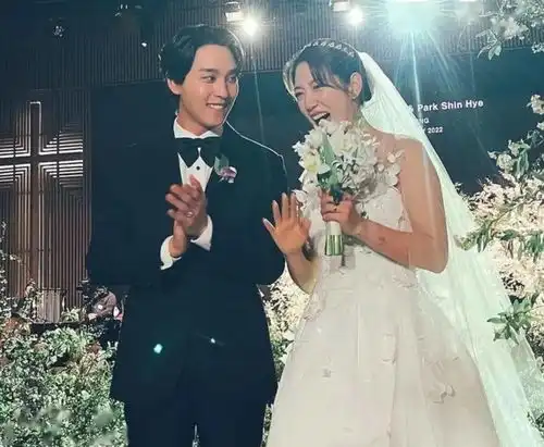 韩女神婚礼细节曝光,新人宣誓热吻感动含泪,女方5个月孕肚明显