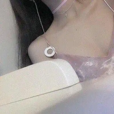  2021快手半身女生头像锁骨露肩吊带同一个人