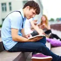 喜欢看书的男孩头像