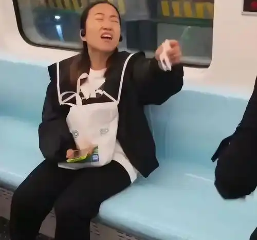  上海地铁惊现鸡蛋闹剧,大妈怒怼大姐,大姐白眼一翻,真绝没理鸟类上海市驯养动物网易订阅
