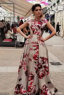 组图布兰卡布兰科穿印花裙明艳撩裙摆花式凹造型大方任拍 组图布兰卡布兰科穿印花裙明艳撩裙摆花式凹造型大方任拍