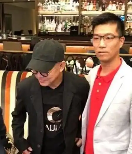  网友美国偶遇王思聪,女友全程给他服务,就算穿了情侣装也不宠啊