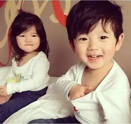  新加坡幼儿园男老师给女宝宝洗澡惹争议,跟宝宝谈性别聪明家长都是这么做的