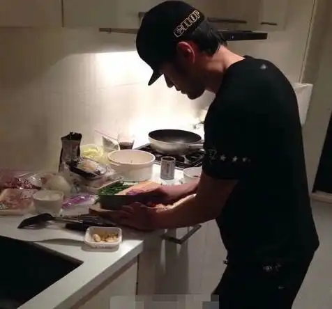  不会做饭的不是个好歌手,李宇春用料理温暖你的心灵