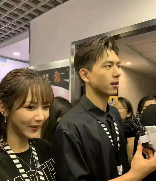  李现卡点送杨紫生日祝福,粉丝想起韩商言,童颜夫妇又上线