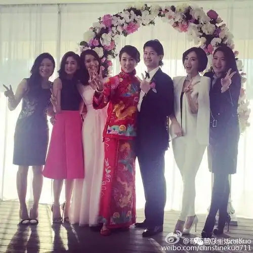  陈展鹏同单文柔听日婚礼啦裙褂look好靓喔拖2年结婚最啱