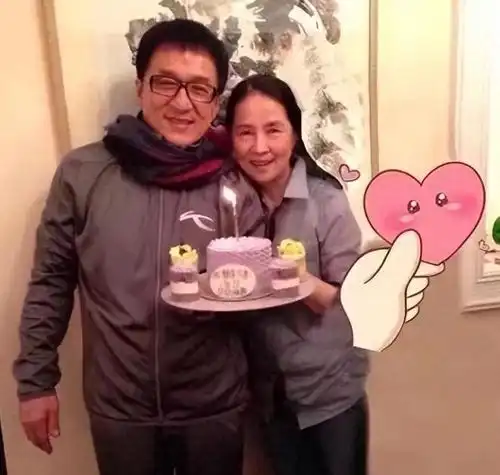  70岁成龙大哥为爱妻庆生,穿情侣装也难掩老态,真是岁月不饶人