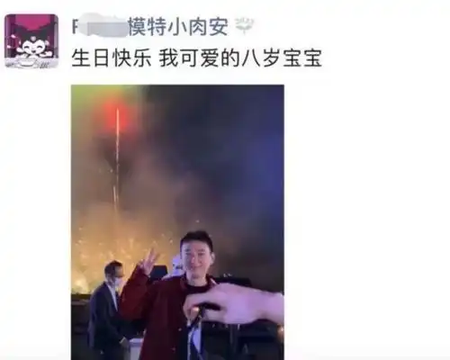  35岁王思聪携女友逛街,并排行走举止亲密,穿搭遭网友吐槽