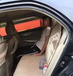  父亲把俩娃留车上后独自离开当时车还打着火