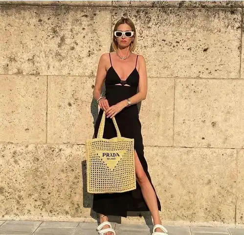 时髦精们夏天都是这样穿吊带裙的 时髦精们夏天都是这样穿吊带裙的