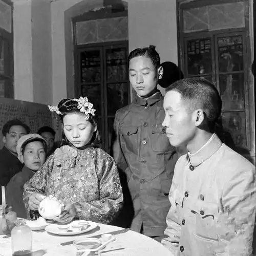  1947年一场包办婚姻现场都没成年,男的一脸无所谓,女的面无表情