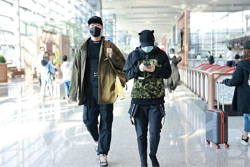  刘翔夫妇同行,工装外套搭背带裤潇洒随性,老婆留短发比老公还帅