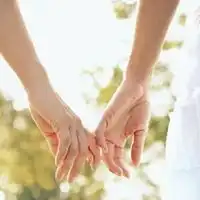  情侣头像牵手两人用手牵手一对两张真人情侣头像