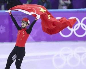  印度办棒打男人节妇女穿华美沙丽挥棒