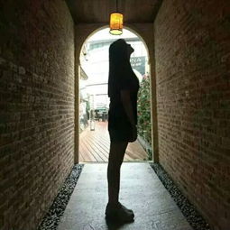 男生隔着玻璃看婚纱情侣