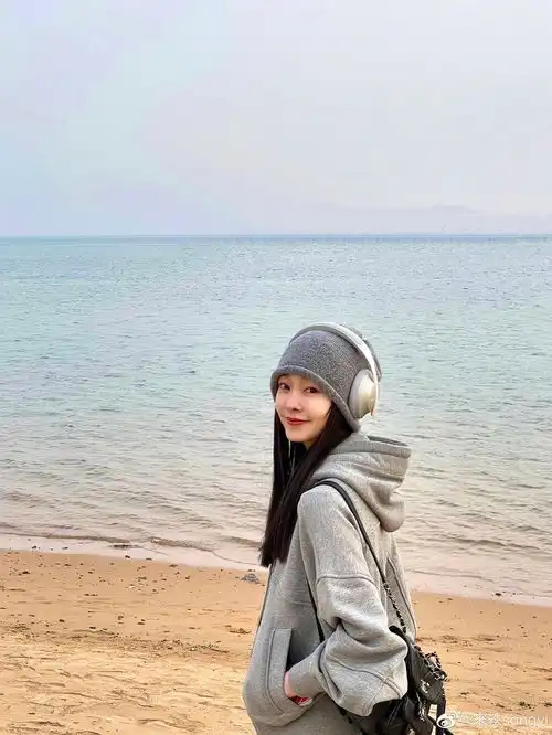  宋轶晒海边美照休闲又慵懒戴耳机氛围感拉满