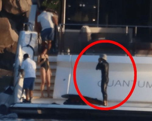  周星驰约会照曝光17岁女友穿露脐装身材火辣,长相清纯撞脸林允