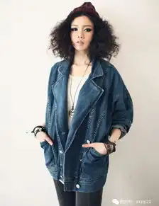  初秋的季节穿一件可以御寒又不失特色跟设计的非常甜美
