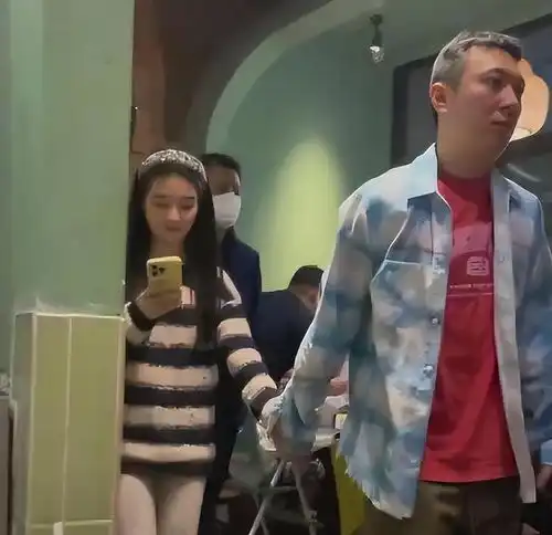  王思聪新女友来头不小21岁送亲爹50万豪车,10万小包随手拎