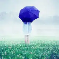  下雨天女生自己一个人撑伞唯美图片我找了很久都没有找到