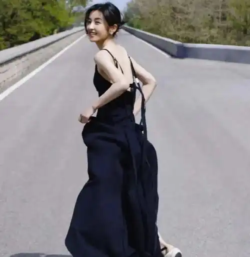 为什么张子枫被群嘲黑细吊带裙撑不起来她的身材,碍了谁的眼 为什么张子枫被群嘲黑细吊带裙撑不起来她的身材,碍了谁的眼