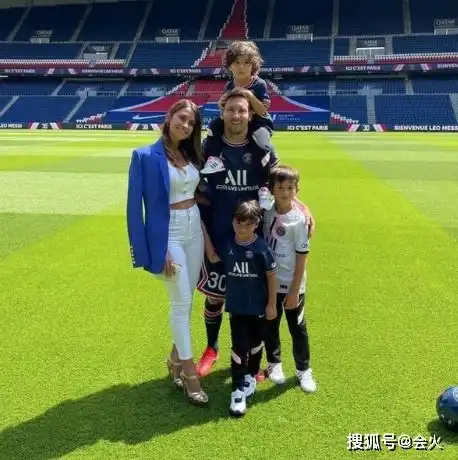  34岁梅西晒一家五口合影老婆穿吊带身材火辣颜值高,3个儿子五官帅气