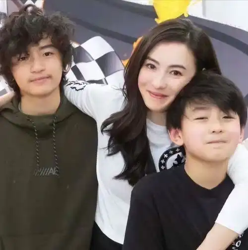 摆放周星驰照片20年,张柏芝被传与其关系特殊,谢霆锋表示不介意 摆放周星驰照片20年,张柏芝被传与其关系特殊,谢霆锋表示不介意