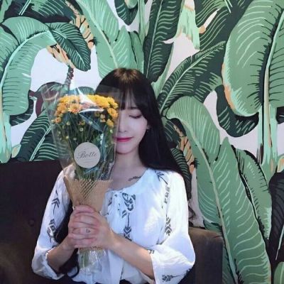  捧花情侣头像手里拿花的女生头像高清系列