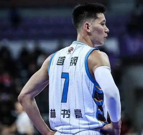  恭喜北京队林书豪在场边和秦总热聊,软肋补齐,进攻端有望爆发