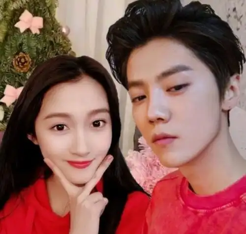 平平无奇的恋爱撒糖小天才关晓彤晒自拍照,模糊配图引热议 平平无奇的恋爱撒糖小天才关晓彤晒自拍照,模糊配图引热议