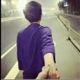  女生在前拉男生的手情侣图片抓紧我的手,跟我走一对的