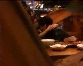  情侣餐厅激吻揉胸舔下体陆主播怒和动物有什麽区别