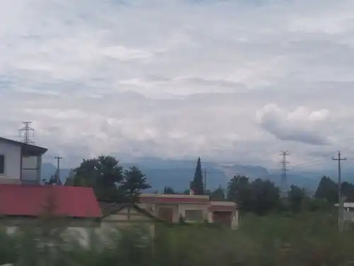  有没有qq头像和背景是一套的可以连在一起的情侣头像也行ω