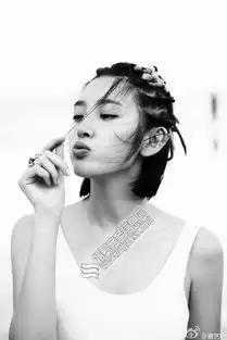  唐艺昕黑白大片简约俏皮笑容甜美被赞小梨涡真可爱
