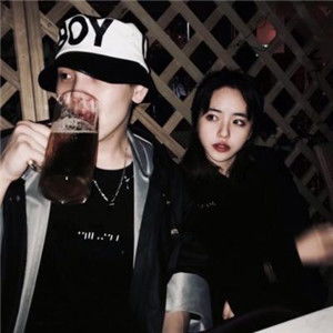  抖音情侣头像真人两张配对,偏暗风格情侣一人一张