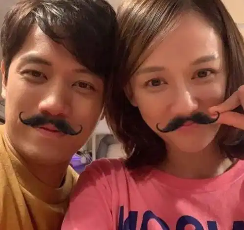 陈乔恩晒出大合照,再次携男友艾伦与好友们聚会,安以轩稳居c位 陈乔恩晒出大合照,再次携男友艾伦与好友们聚会,安以轩稳居c位