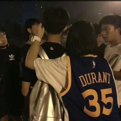  情侣头像一男一女分开两张背影姐的销魂你不配拥有