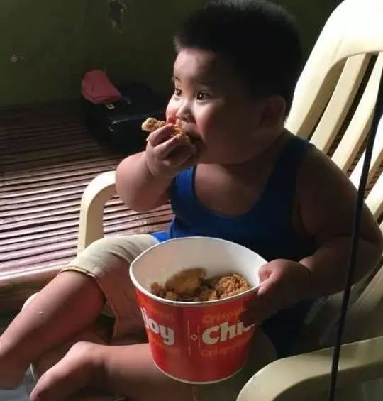  为了口鸡肉,这娃拼了