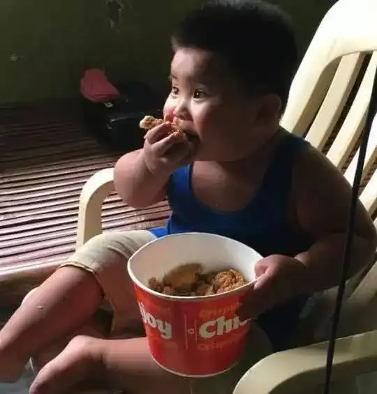  为了口鸡肉,这娃拼了