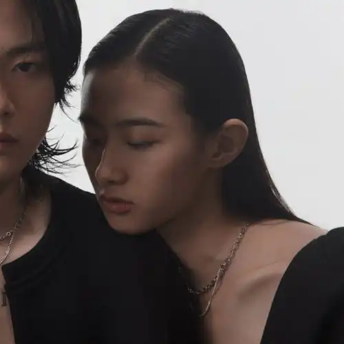  情侣头像身边的人还在身边