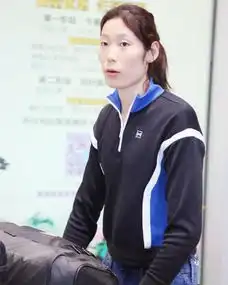  朱婷回国搞笑一幕粉丝拿结婚证让她签名,朱婷表情图火了