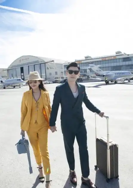 又到了露袜子季节严屹宽夫妇情侣装走机场,杜若溪红短裤秀长腿 又到了露袜子季节严屹宽夫妇情侣装走机场,杜若溪红短裤秀长腿